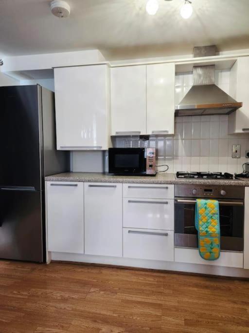 Spacious Ground Floor 2 Bedroom 2 Bathroom Flat In Hatfield Near Hertfordshire University Private Car Park Sleeps 5-6 Exterior photo