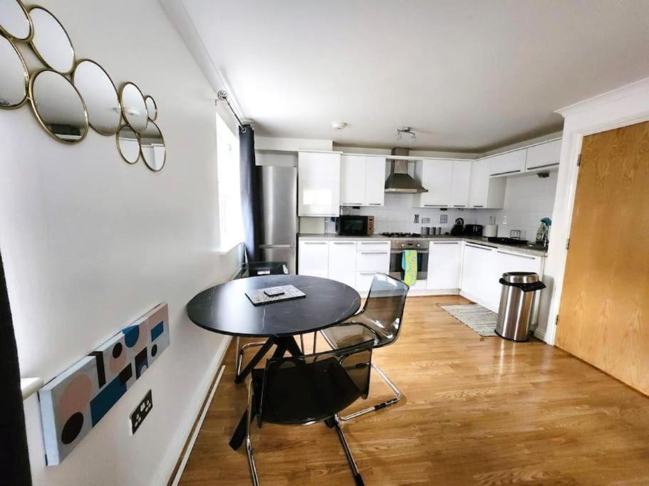 Spacious Ground Floor 2 Bedroom 2 Bathroom Flat In Hatfield Near Hertfordshire University Private Car Park Sleeps 5-6 Exterior photo