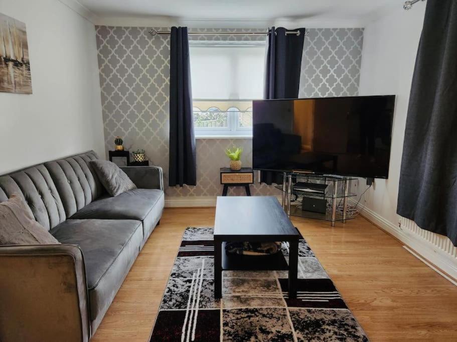 Spacious Ground Floor 2 Bedroom 2 Bathroom Flat In Hatfield Near Hertfordshire University Private Car Park Sleeps 5-6 Exterior photo