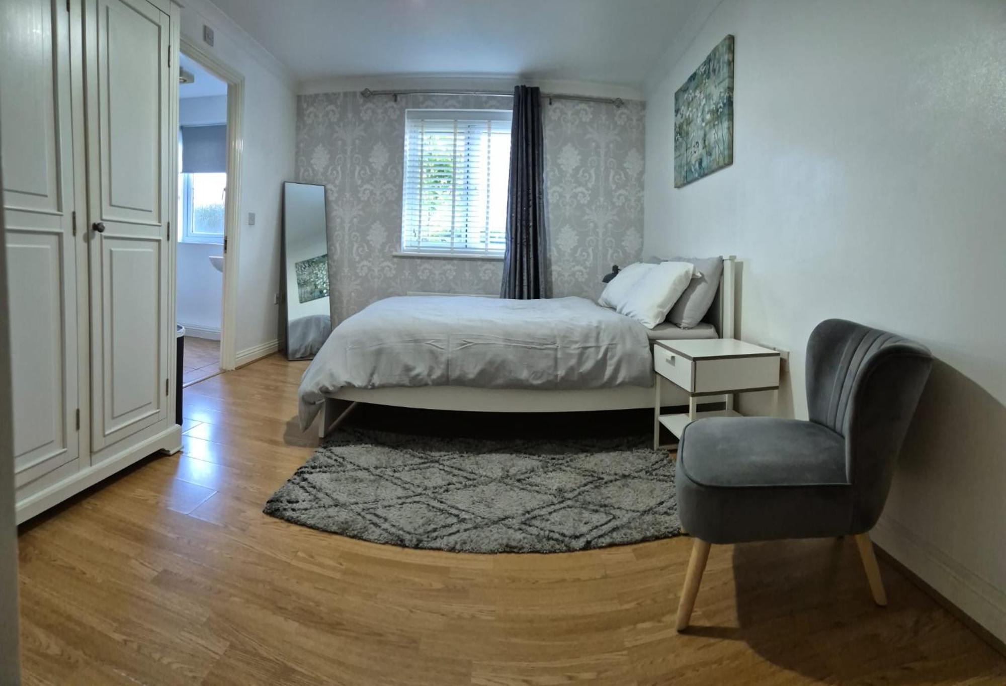 Spacious Ground Floor 2 Bedroom 2 Bathroom Flat In Hatfield Near Hertfordshire University Private Car Park Sleeps 5-6 Exterior photo