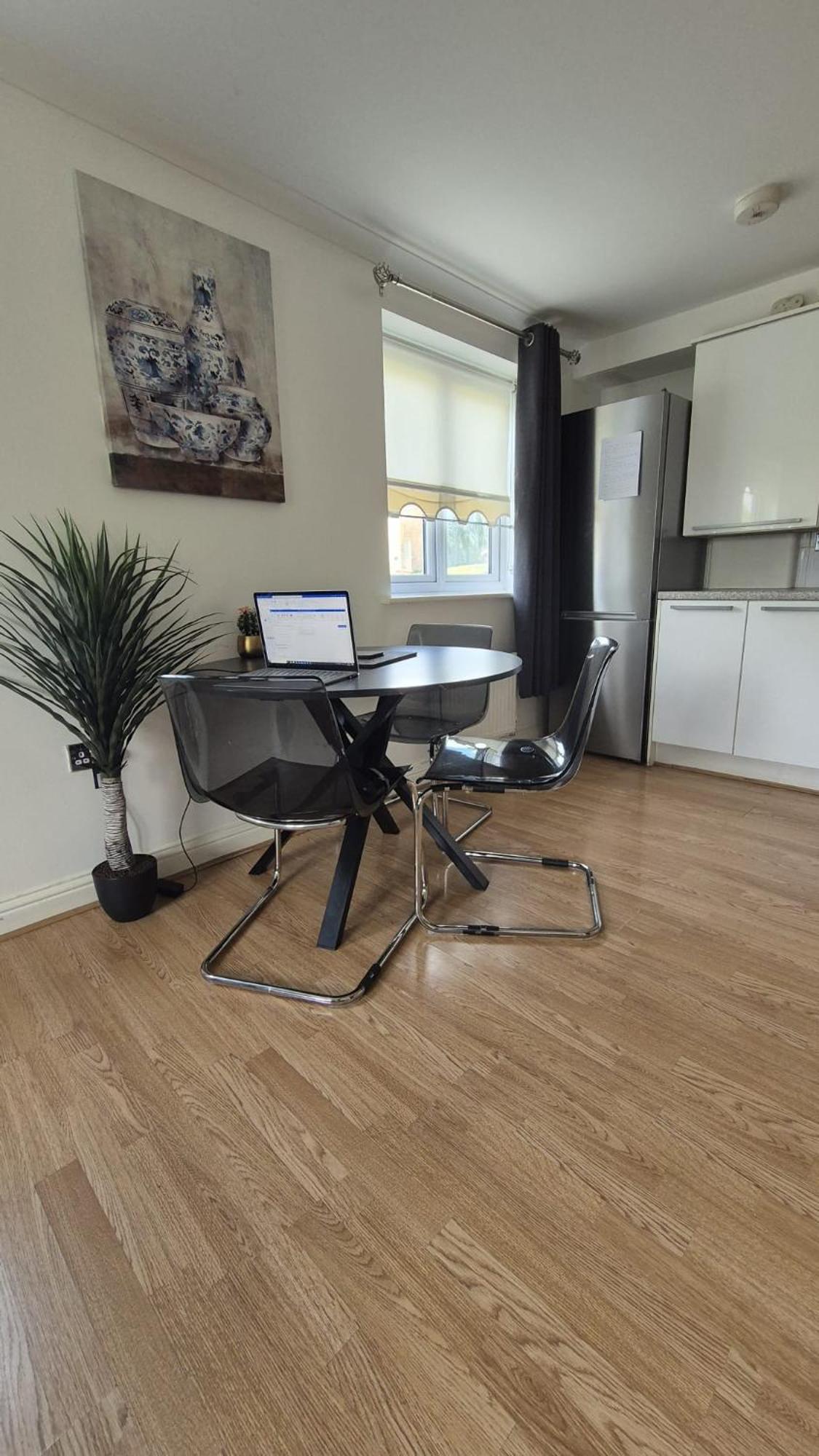 Spacious Ground Floor 2 Bedroom 2 Bathroom Flat In Hatfield Near Hertfordshire University Private Car Park Sleeps 5-6 Exterior photo